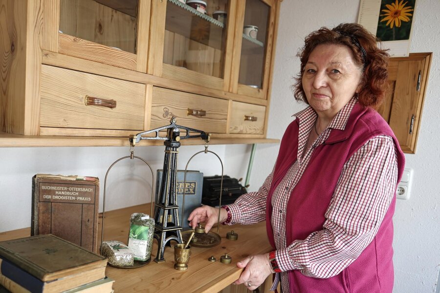 Kräuterfee aus Grünau zum Tag des Unkrauts: „Es gibt keine Unkräuter“ - Beatrix Pretzlaff in ihrem „Kräuterlädl“ in Grünau. Den Tee stellt sie nach einem Rezept ihres Großvaters aus dem Jahr 1939 her.