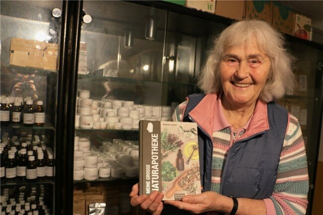Kräuterfrau Sieglinde Leibner zeigt ihr neuestes Buch "Meine große Naturapotheke". Darin verrät sie allerlei Geheimnisse. 