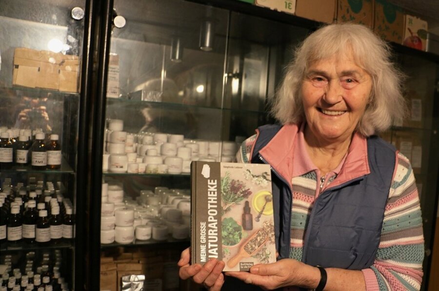 Kräuterfrau verrät ihre Rezepte für Tees, Salben und Tinkturen - Kräuterfrau Sieglinde Leibner zeigt ihr neuestes Buch "Meine große Naturapotheke". Darin verrät sie allerlei Geheimnisse. 