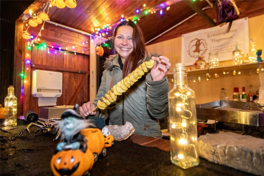 Kräutergarten „Hagazussa“ in Lugau: Hier treffen Zauber und Herzlichkeit aufeinander - Nancy Lorenz in ihrer Hütte am Stadtpark mit einer Kartoffelspirale in der Hand. Sie ist ein Außenposten des Kräutergartens, in der man mittwochs und sonntags Produkte von ihr kaufen kann.