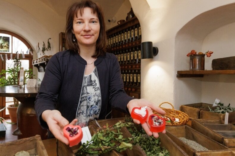 Kräuterkönigin "residiert" nun im Schloss - Tina Gründel bietet unter anderem Kurse zur Seifenherstellung an. 