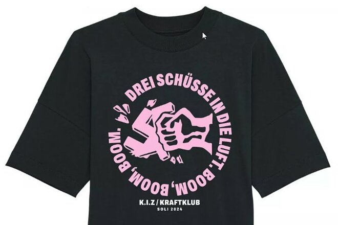 Kraftklub und K.I.Z.: Konzerte und Soli-Shirts für antifaschistische Arbeit - Das Soli-Shirt von Kraftklub und K.I.Z.