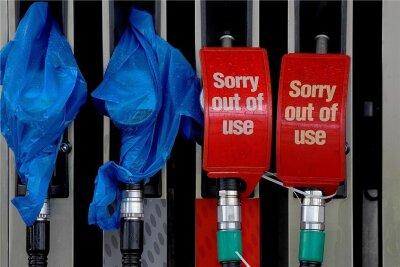 Kraftstoff-Krise in Großbritannien: Wenn der Alltag ins Stocken gerät - Zapfsäulen in London "außer Betrieb": Bis Weihnachten könnte die angespannte Situation anhalten - mindestens. 