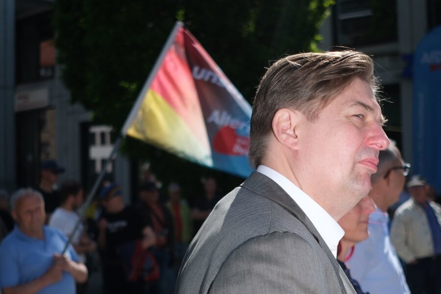 Krah fordert Ex-Mitarbeiter zum AfD-Austritt auf - Maximilian Krah ist erstmals nach Bekanntwerden des Spionagefalls bei seinem Mitarbeiter wieder öffentlich aufgetreten. Hier bei einer AfD-Kundgebung in Chemnitz.