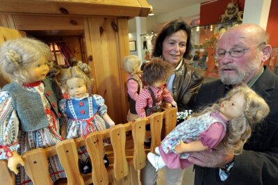 Krahmer-Puppen kommen nach Hause - Unternehmerin Marion Krahmer und Schnitzer Winfried Matthes begutachten die Krahmer-Puppen-Ausstellung im Limbacher Esche-Museum. Insgesamt 140 Puppen sind dort ab Samstag zu sehen.