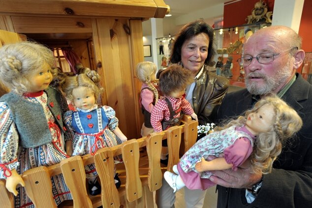 Krahmer-Puppen kommen nach Hause - Unternehmerin Marion Krahmer und Schnitzer Winfried Matthes begutachten die Krahmer-Puppen-Ausstellung im Limbacher Esche-Museum. Insgesamt 140 Puppen sind dort ab Samstag zu sehen.