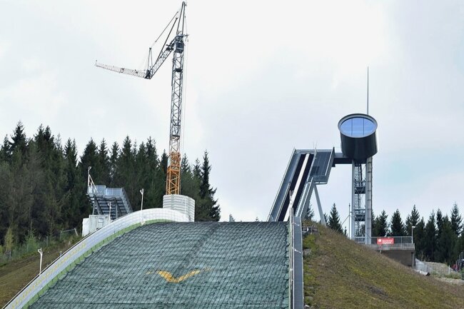 Ein Baukran ergänzt derzeit die Silhouette der Vogtland-Arena in Klingenthal. Der seit langem geplante Bau der stationären Windsegel soll bis zum Finale des Sommer Grand Prix am 3. Oktober realisiert sein. 