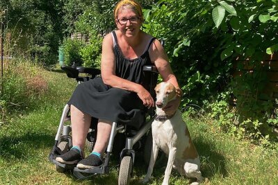 Krank durch Porphyrie: Studie am Klinikum Chemnitz rettete ihr das Leben - Das Gehen klappt bei Angelika Wirth (57) nur sehr mühsam, deshalb ist sie meist auf den Rollstuhl und eine Pflegekraft angewiesen. Doch sie lebt, trotz der schweren Krankheit Porphyrie. Dafür ist sie sehr dankbar. 