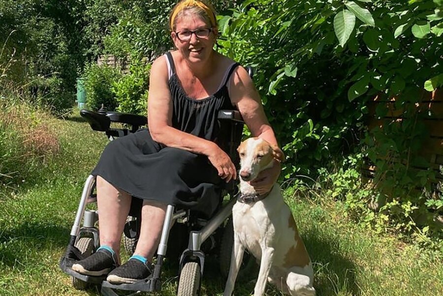 Das Gehen klappt bei Angelika Wirth (57) nur sehr mühsam, deshalb ist sie meist auf den Rollstuhl und eine Pflegekraft angewiesen. Doch sie lebt, trotz der schweren Krankheit Porphyrie. Dafür ist sie sehr dankbar. 