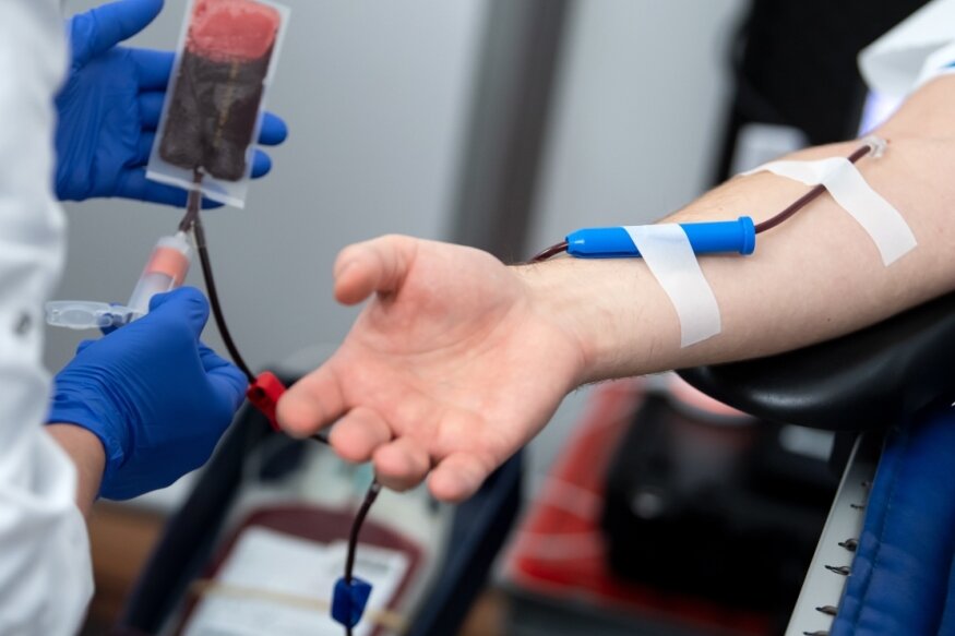 Krankenhäuser brauchen dringend Blutkonserven - Das Deutsche Rote Kreuz erwartet größere Vorratslücken bei Blutpräparaten, die in den Krankenhäusern dringend benötigt werden. Es appelliert deshalb an die Bürger, Blut zu spenden. 
