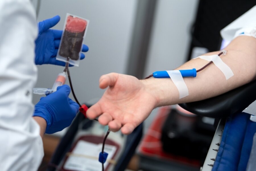 Krankenhäuser in Mittelsachsen brauchen dringend Blutkonserven - Das Deutsche Rote Kreuz erwartet größere Vorratslücken bei Blutpräparaten, die in den Krankenhäusern dringend benötigt werden. Es appelliert deshalb an die Bürger, Blut zu spenden. 