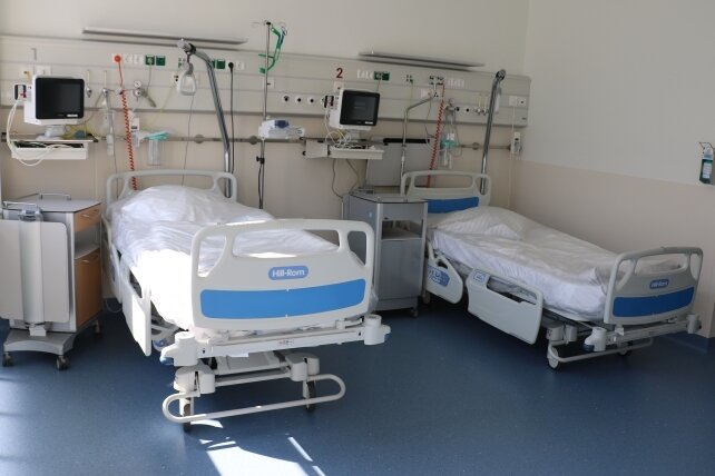 Krankenhäuser in Mittelsachsen wollen zurück zur Normalität - Nicht nur auf der Covid-Station des Freiberger Kreiskrankenhauses stehen immer mehr Betten leer. 