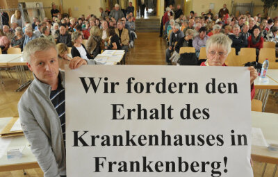 Matthias Pfeil und Angelika Richter gehörten zu den rund 250 Frankenbergern, die vor den Kreisräten unmissverständlich ihre Forderung zum Krankenhaus-Erhalt aufmachten.