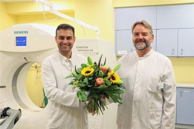 Krankenhaus in Greiz hat neuen Chefarzt der Radiologie - Blumen für den neuen Chefarzt des Röntgendiagnostischen Zentrums Saeid Panahi Khezri (links) aus der Hand des Ärztlichen Direktors Peter Gottschalk.