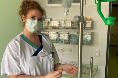 Sally Kunz (23) arbeitet seit wenigen Wochen im Flexpool der Pflegekräfte im Krankenhaus in Mittweida. Sie versorgt Patienten auf mehreren Stationen und ist nicht nur auf einer einzigen eingesetzt.