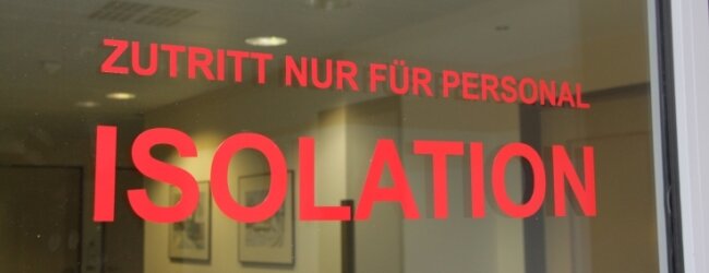 Krankenhaus Mittweida: Zwei Jahre im Krisenmodus - Mit roter Schrift wird auf die Pandemiestation in Mittweida aufmerksam gemacht.