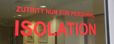 Krankenhaus: Zwei Jahre im Krisenmodus - Mit roter Schrift wird auf die Pandemiestation in Mittweida aufmerksam gemacht.