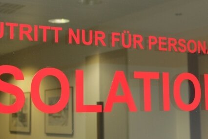Krankenhaus: Zwei Jahre im Krisenmodus - Mit roter Schrift wird auf die Pandemiestation in Mittweida aufmerksam gemacht.
