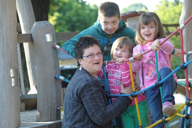  - Sandra Wächtler ist gern mit ihren Kindern Jolina (Mitte), Maja (rechts) und Jonas auf dem Spielplatz. Der Frohsinn der drei steckt sie an.