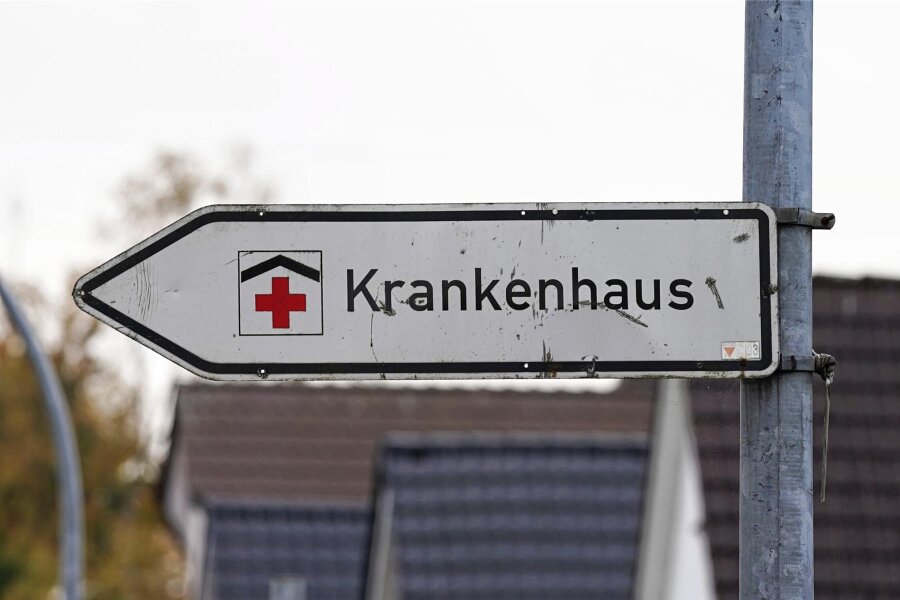 Krankenhausreform: Erfolg für Gesundheitsminister Lauterbach - Ein Hinweisschild mit der Aufschrift „Krankenhaus“ weist an einer Straße den Weg zu einer Klinik.
