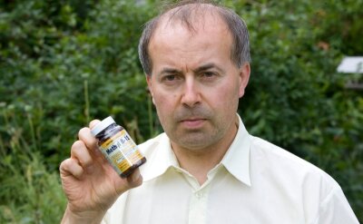 
              <p class="artikelinhalt">Diese Vitaminkapseln hätte er früher gebraucht, sagt Dietrich Klug. Weil sein Arzt das nicht erkannt haben soll, verlangt er Schadenersatz. </p>
            