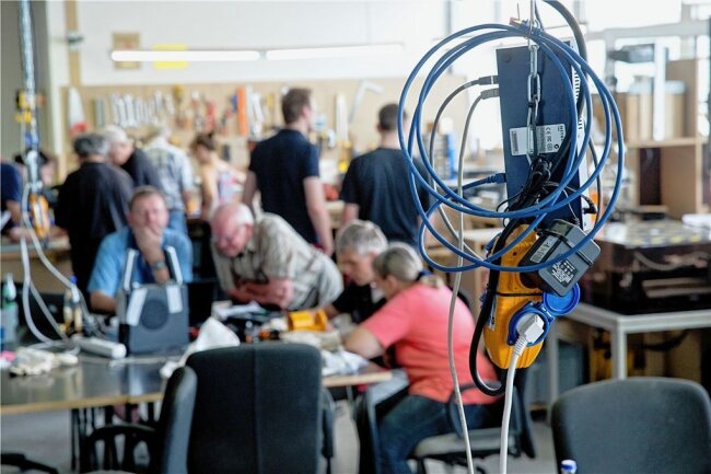 "Kreativcafé Kaputt": Im erzgebirgischen Oelsnitz wird wieder gemeinsam repariert - Repaircafés liegen im Trend: Gemeinschaftlich wird repariert, um Müll zu vermeiden (Symbolfoto). Seit 2020 gibt es eine solche Initiative auch in der Leader-Förderregion "Tor zum Erzgebirge". Zunächst hatte das "Kreativcafé Kaputt" sein Domizil in Ursprung, seit November vergangenen Jahres befindet es sich im ehemaligen Rittergut in Oelsnitz. 