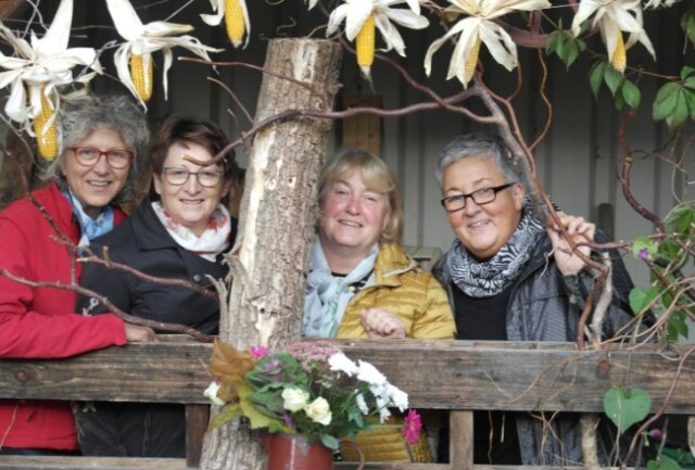 Kreative Frauen frischen Altgeringswalder Dorfleben auf - Ingrid Thalheim, Iris Zschocke, Ute Eschner und Ulla Heinicker (v. l.) bilden das Organisationsteam rund ums Hoffest. 