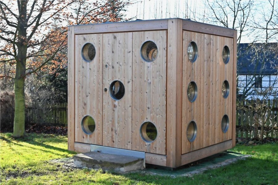 Kreative Idee aus Sörnzig: Die Sauna mit 21 Augen - Eine Twentyonebox-Sauna in einem Garten im Seelitzer Ortsteil Beedeln. Entworfen und gebaut hat den überdimensionalen Holzwürfel Marcel Lorenz aus Sörnzig. 