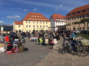 Kreativer Protest am Samstag auf Freiberger Schlossplatz: Rund 100 Teilnehmer - Aktion unter dem Slogan "Immunsystemstärkung mit Herz" auf dem Freiberger Schlossplatz.