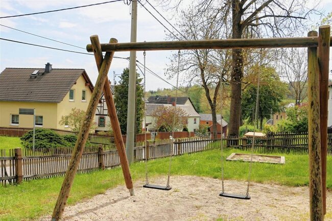 Krebes bekommt einen neuen Spielplatz - Nur die Schaukel bleibt auf dem Krebeser Spielplatz. Sonst wird alles neu.