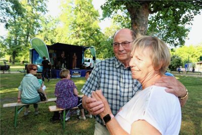 Krebsgesellschaft macht bei Fest in Zwickau auf Beratungsmobil aufmerksam - Christina und Jens Leuschner gehörten zu den Gästen des Festes im Schlobigpark.