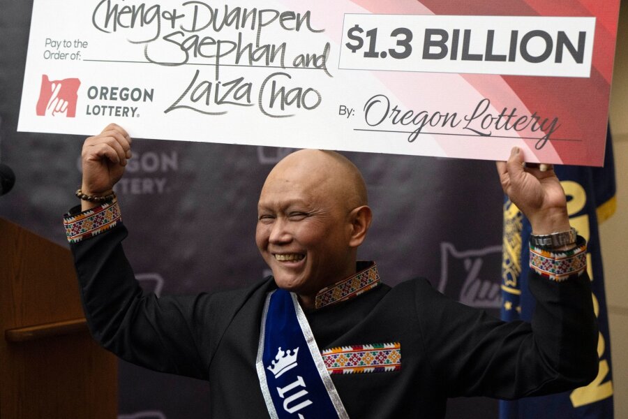 Krebskranker US-Lottospieler knackt Milliarden-Jackpot - Cheng Saephan hält einen Riesencheck in Höhe von 1,3 Milliarden Dollar in die Höhe.