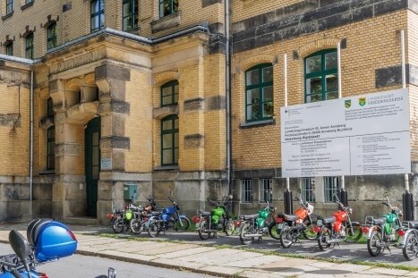 Kreis investiert eine halbe Million Euro in Schulen - Die Sanierung der Klinkerfassade am Landkreisgymnasium St. Annen lässt auf sich warten. 