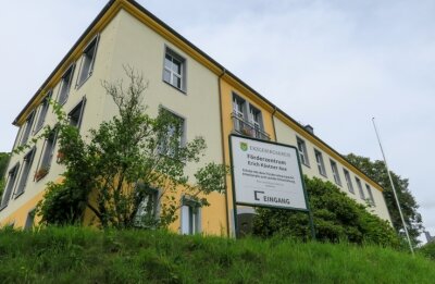 Kreis investiert eine halbe Million Euro in seine Schulen - 22.000 Euro sind zuletzt für neue Beleuchtung in die Schule mit dem Förderschwerpunkt emotionale und soziale Entwicklung "Erich Kästner" in Aue geflossen. 