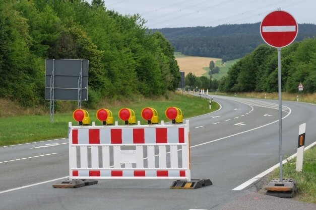 Kreis lässt Zubringer in Hauruckaktion flicken - Seit Mittwoch halbseitig gesperrt: der Autobahnzubringer Zwönitz kurz nach der Abfahrt Stollberger Straße. 