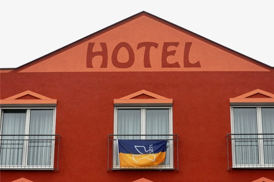 Kreis Zwickau richtet sich auf 7000 Geflüchtete ein - Im Meister Bär Hotel "Wettiner Hof" in Glauchau waren ukrainische Kriegsflüchtlinge vorübergehend untergekommen. Jetzt laufen Verhandlungen, es als Notunterkunft zu nutzen. 