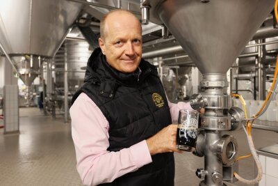 Kreis Zwickau: Warum Bier und Brause aus der Heimat bald teurer werden - Jörg Dierig, Geschäftsführer der Mauritius Brauerei in Zwickau, füllt Zwickauer Bock Dunkel ab. 