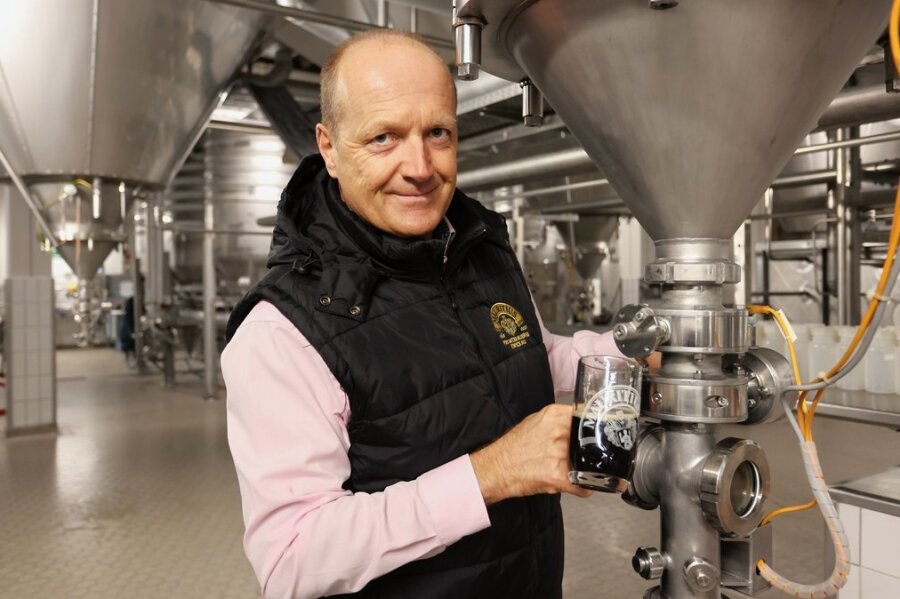 Jörg Dierig, Geschäftsführer der Mauritius Brauerei in Zwickau, füllt Zwickauer Bock Dunkel ab. 