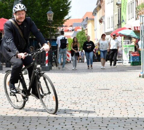 Für den Freiberger Oberbürgermeister Sven Krüger ist das Fahrrad bei Terminen in der Stadt erste Wahl. In der Stadtverwaltung sind bereits seit 2010 Diensträder im Einsatz. 