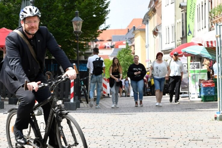 Für den Freiberger Oberbürgermeister Sven Krüger ist das Fahrrad bei Terminen in der Stadt erste Wahl. In der Stadtverwaltung sind bereits seit 2010 Diensträder im Einsatz. 
