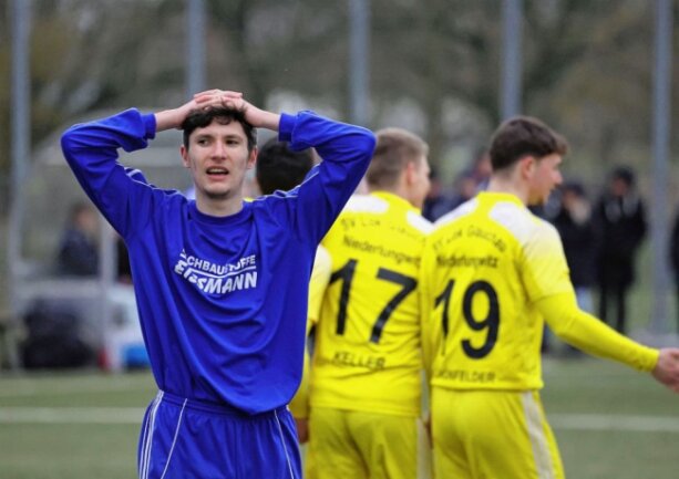 Kreisligaduell mit klarem Sieger - Benjamin Flämig vom SV Muldental Wilkau-Haßlau konnte es nicht fassen, dass sein Team im Viertelfinale des Kreispokals in Glauchau-Niederlungwitz regelrecht unterging. 