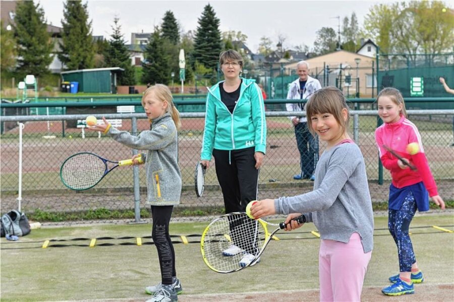 Kreissportbund macht Aufschlag für Jugendförderung - Die Brander Jugendtrainerin Britta Brinster (M.) bringt dem Nachwuchs die Grundlagen des Tennissports bei. 