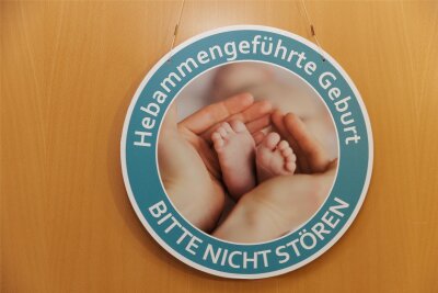Kreißsaal hautnah: Mittweidaer Krankenhaus lädt zum Tag der offenen Tür - Im Kreissaal (Symbolfoto) haben Hebammen eine wichtige Aufgabe.