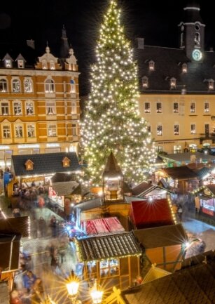 Kreisstadt plant Markt und Bergparade - Der Annaberg-Buchholzer Marktplatz soll ab Ende November wieder eine Weihnachts-Wunderwelt werden. Das Bild wurde 2019 aufgenommen. 