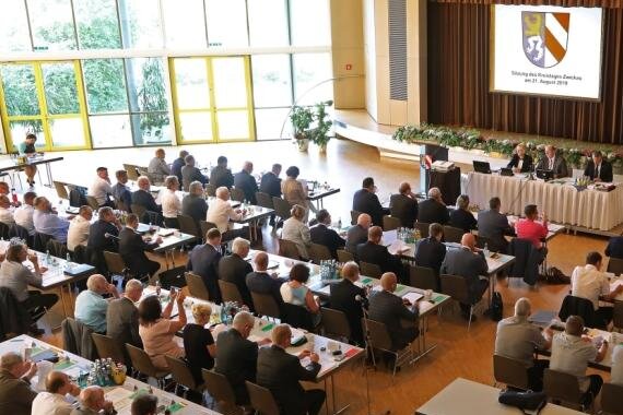Kreistag lehnt Erhöhung der Kreisumlage ab - Der Zwickauer Kreistag in der Glauchauer Sachsenlandhalle bei seiner ersten Sitzung nach den Kommunalwahlen im Mai.