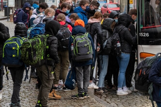 Viele Schüler sind für die Fahrt zur Schule im Landkreis Zwickau auf Bus und Bahn angewiesen. 