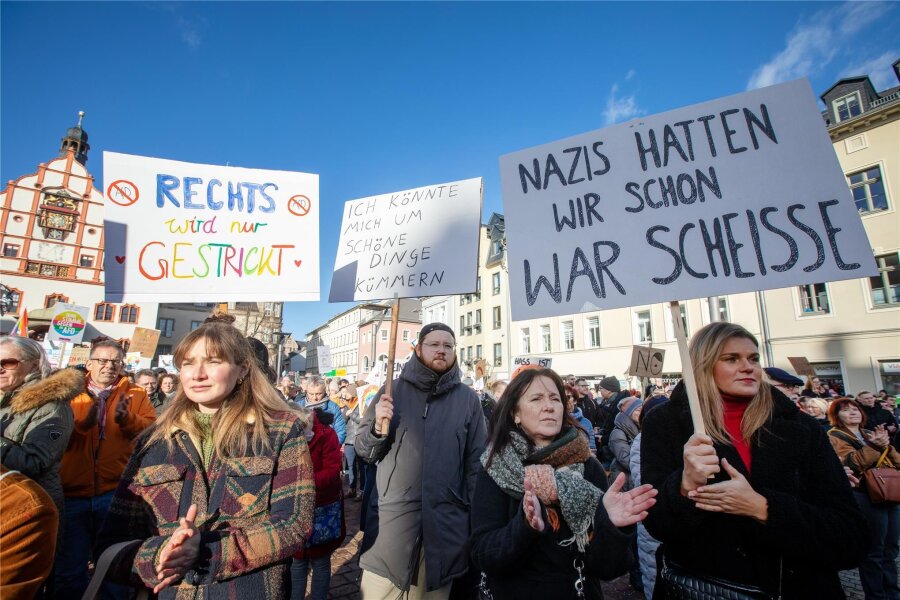 Kreistags-Kandidaten im Vogtland stellen eigene Wahlkampfregeln auf - Demonstration auf dem Altmarkt in Plauen gegen Rechts (Ende Januar): „Was bedeutet Demokratie?“