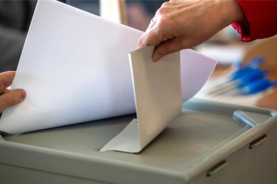 Kreistagswahl: Wagenknecht-Partei in Burgstädt nicht zugelassen - Eine Frau wirft ihren Stimmzettel in die Wahlurne. Am 9. Juni finden Kommunalwahlen statt.