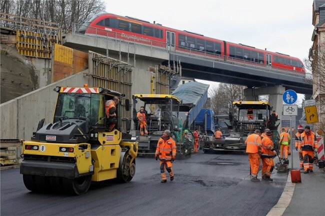 Die Züge der Erzgebirgsbahn rollen schon seit Mitte September über die neue Brücke. Nun wird auch der Kreisverkehr unter der Brücke freigegeben.