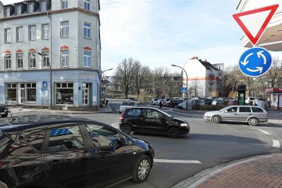 Kreisverkehr an der Werdauer Annoncenuhr bleibt für Verkehr offen - Sollte eigentlich am Montag gesperrt sein, bleibt aber offen: der Kreisverkehr an der Annoncenuhr in Werdau.